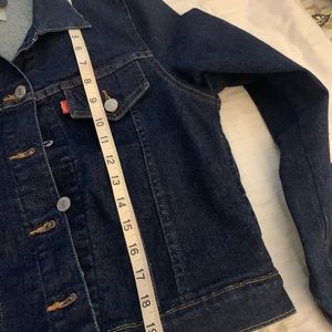 Levi’s trucker jacket size L dark wash red tag has stretch cropped